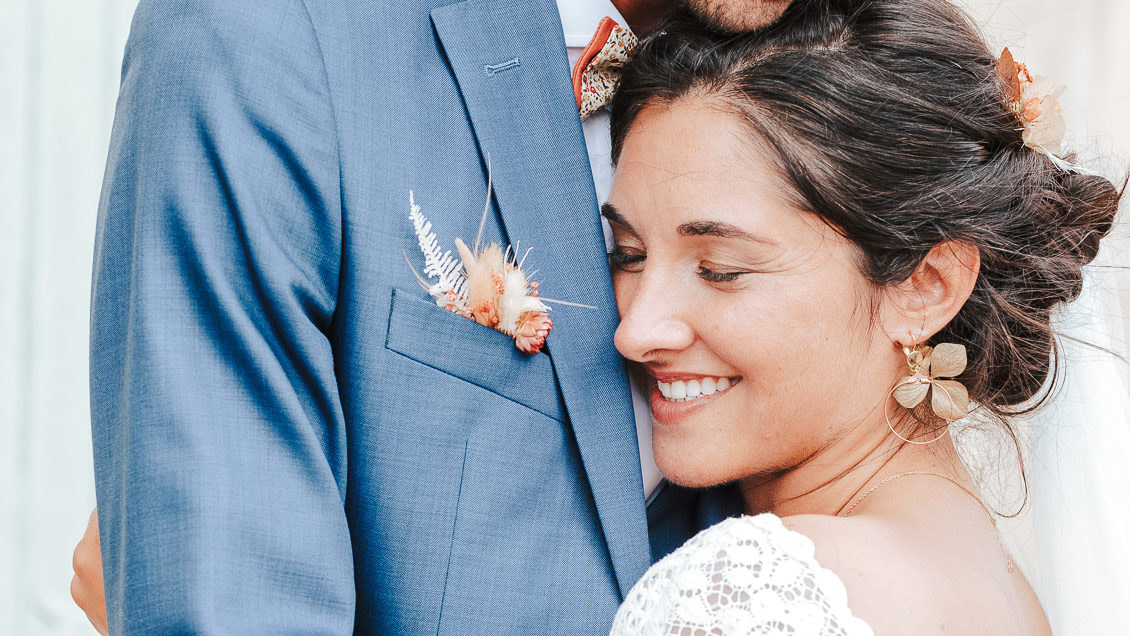 couple mariage posant pour photographe