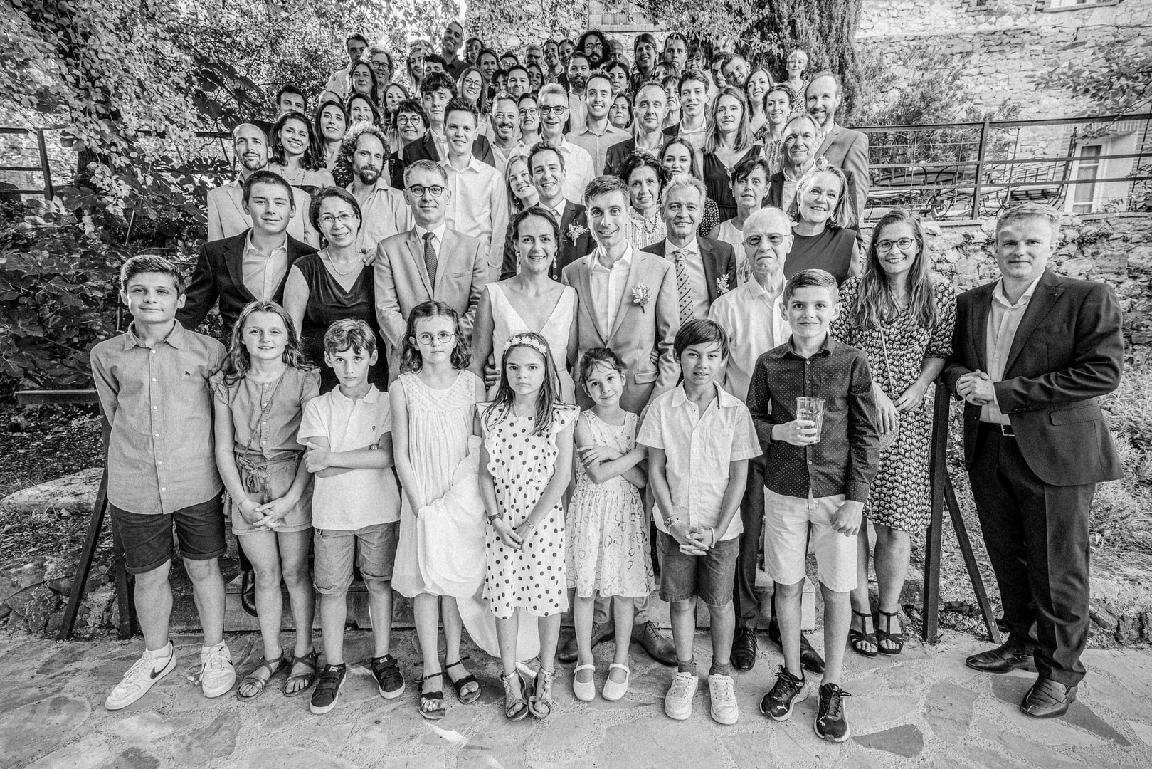 photo de groupe lors d'un mariage de luxe haute de gamme en occitanie réalisé par photographe mariage montpellier