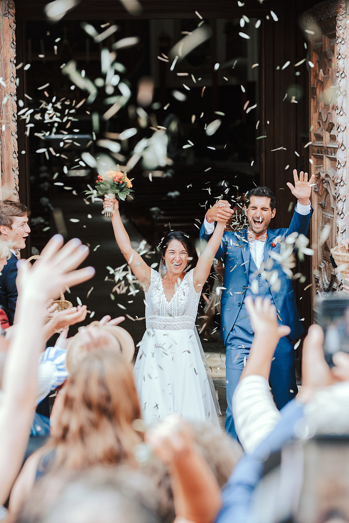 couple sortant d'une église à montpellier devant leur photographe de mariage